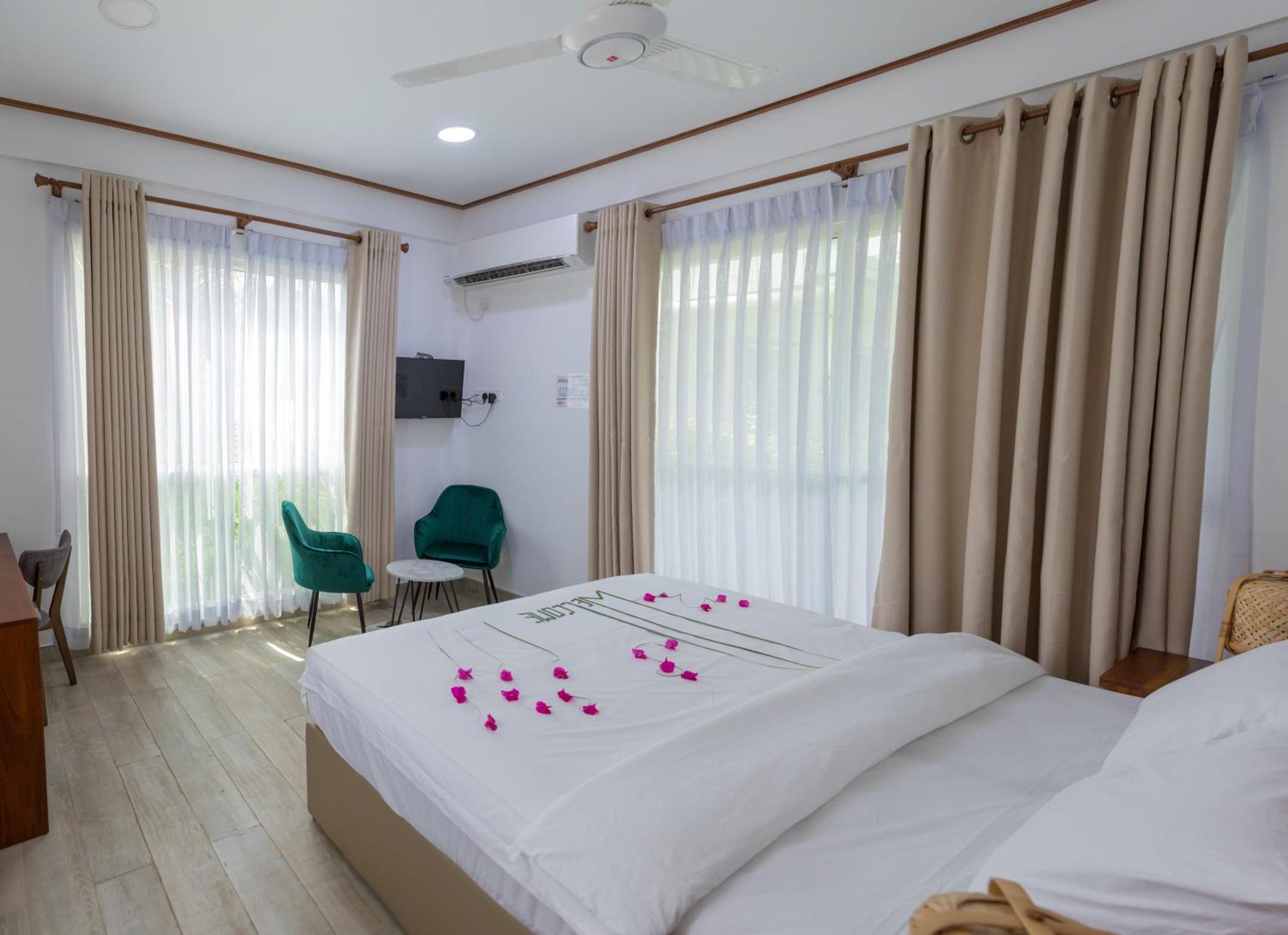 Hotel Nihaali Maldives Kudarikilu Exterior foto